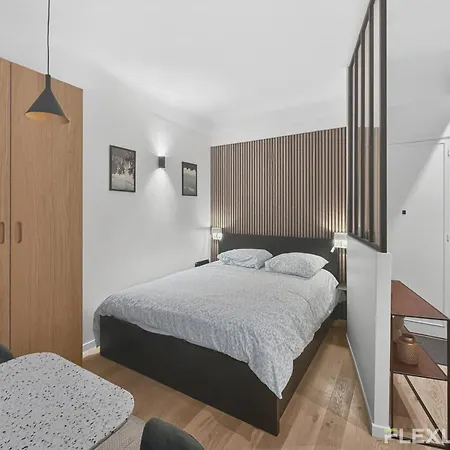 Refined And Bright In The Prestigious 16th Arrondissement