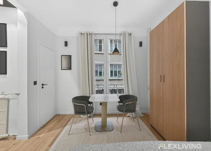 Refined And Bright In The Prestigious 16th Arrondissement * París