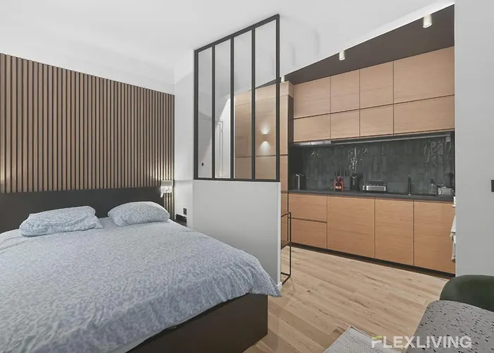 Refined And Bright In The Prestigious 16th Arrondissement Paryż